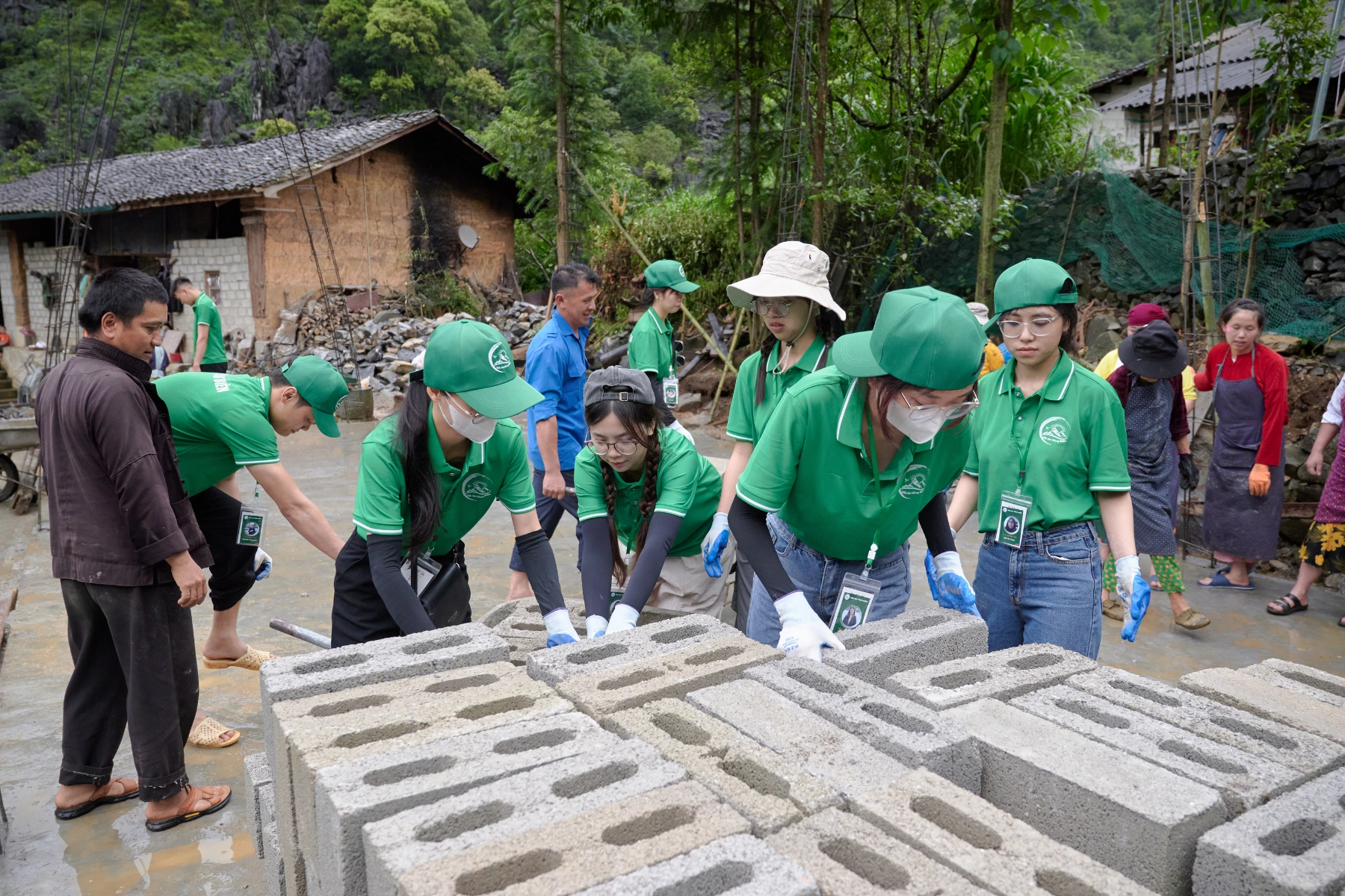 Cải thiện lớp học bản làng